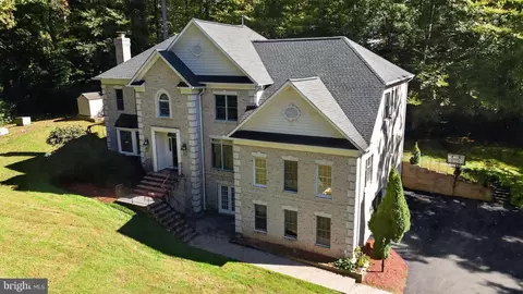 Exterior - 7901 Georgetown Pike, Mclean, VA 22102 photo 3 of 11