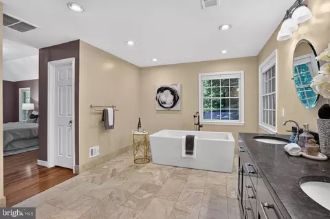 Bath - 7901 Georgetown Pike, Mclean, VA 22102 photo 3 of 8