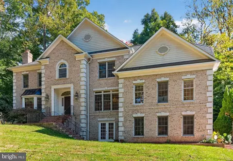 Exterior - 7901 Georgetown Pike, Mclean, VA 22102 photo 10 of 11
