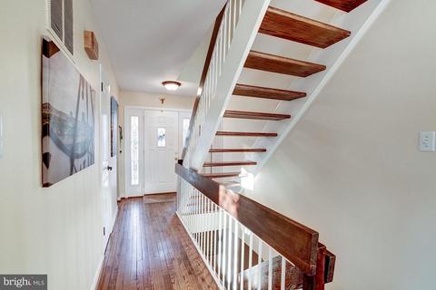 2035 Golf Course Dr, Reston, VA 20191 photo 5