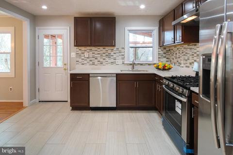 8505 Fairburn Dr, Springfield, VA 22152 photo 14