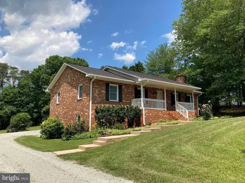 2412 Fairground Rd, Maidens, VA 23102