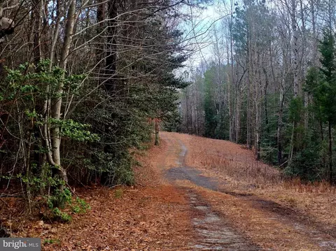 3746 Enos Rd, Gloucester, VA 23061