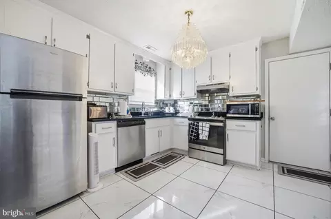 Kitchen - 24 Kettering Ln, Hampton, VA 23666 photo 2 of 2