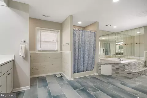 Bath - 106 Lighthouse Dr, Hampton, VA 23664 photo 2 of 5