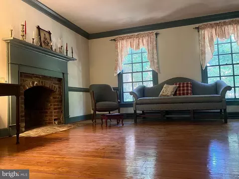 Living - 128 Crownpoint Rd, Williamsburg, VA 23185 photo 1 of 2