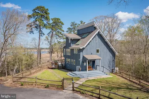 1924 Custis Millpond Rd, West Point, VA 23181