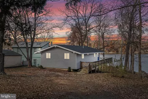1262 S Lakeshore Dr, Louisa, VA 23093