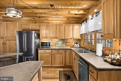 Kitchen - 17 Fox Run Forest Ln, Beaverdam, VA 23015 photo 4 of 7