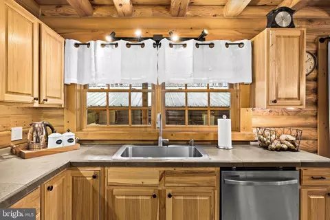 Kitchen - 17 Fox Run Forest Ln, Beaverdam, VA 23015 photo 6 of 7