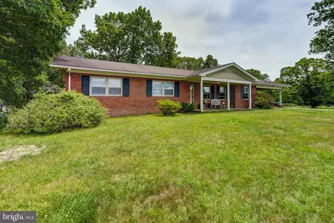 8858 Poindexter Rd, Louisa, VA 23093