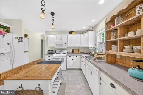 Kitchen - 33 Bogey Ln, Bumpass, VA 23024 photo 5 of 8