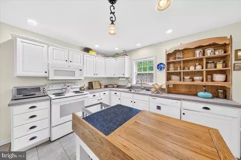 Kitchen - 33 Bogey Ln, Bumpass, VA 23024 photo 2 of 8