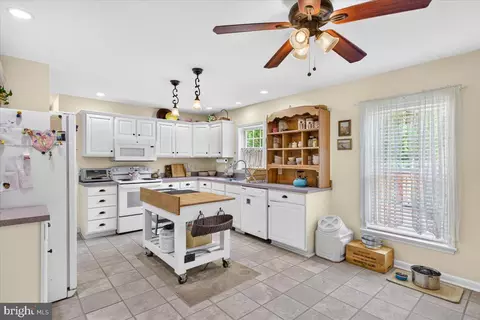 Kitchen - 33 Bogey Ln, Bumpass, VA 23024 photo 6 of 8