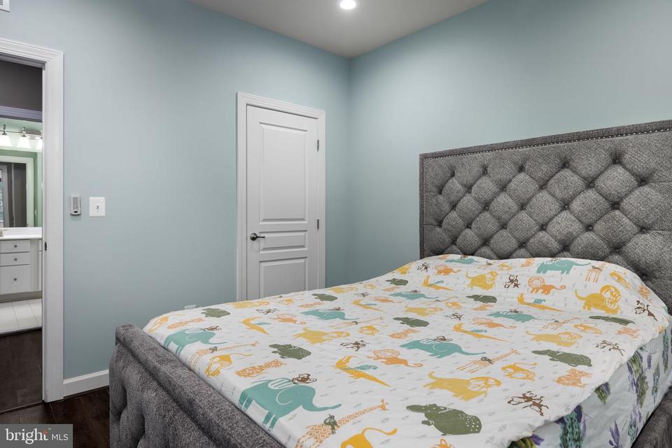  21256 Park Grove Ter, Ashburn, VA 20147 photo 25