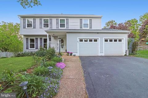 212 Amy Ct, Sterling, VA 20164