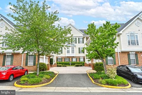 25252 Riffleford Sq #201, Chantilly, VA 20152