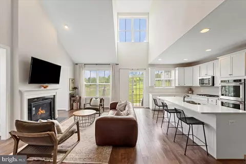35920 Platinum Dr, Round Hill, VA 20141