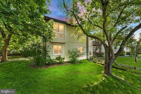 28 Howard Pl, Sterling, VA 20164