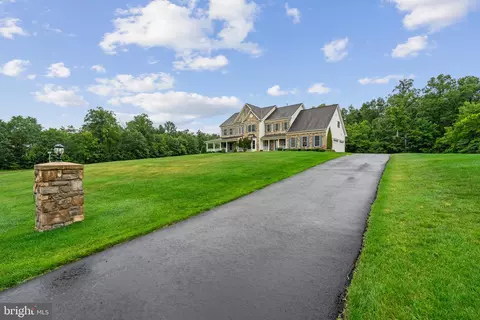 27030 Post Time Ct, Chantilly, VA 20152
