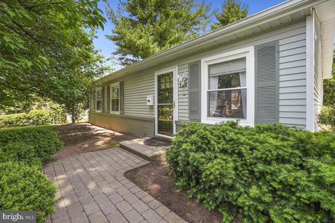 124 N Hickory Rd, Sterling, VA 20164