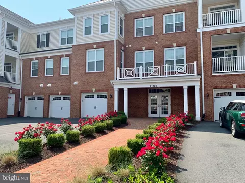 21025 Rocky Knoll Sq #305, Ashburn, VA 20147