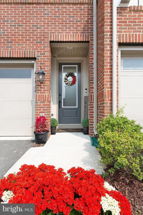 42422 Dogwood Glen Sq, Sterling, VA 20166