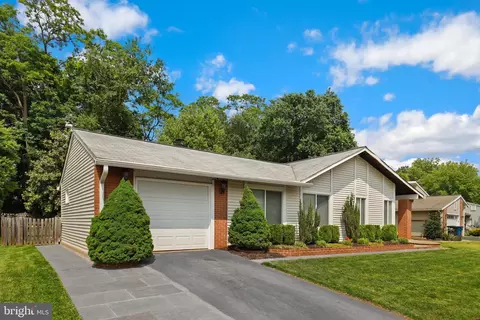 112 Victoria Pl, Sterling, VA 20164