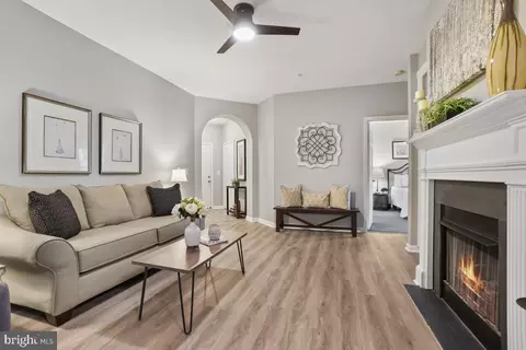 20453 Chesapeake Sq #102, Potomac Falls, VA 20165