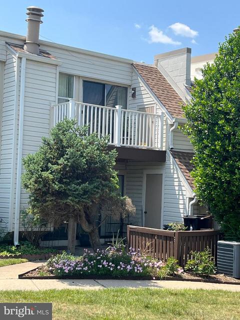 1038 Warwick Ct, Sterling, VA 20164