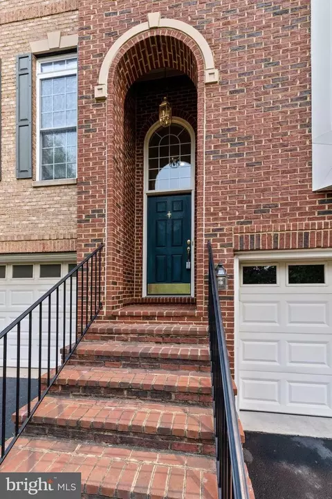 25840 Commons Sq, Chantilly, VA 20152 photo 3