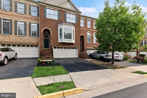 25840 Commons Sq, Chantilly, VA 20152 photo 2