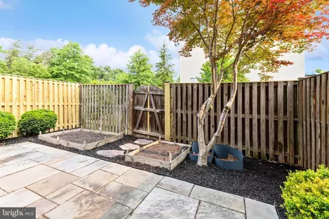 25840 Commons Sq, Chantilly, VA 20152 photo 32