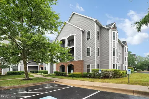 46604 Ellicott Sq #101, Potomac Falls, VA 20165
