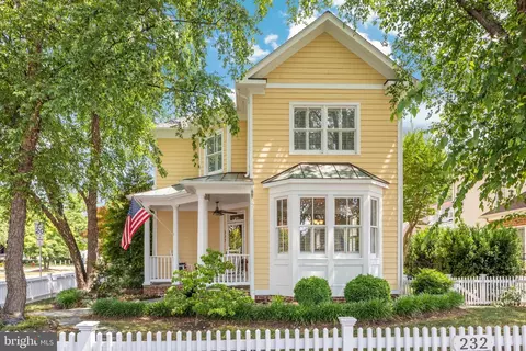 232 W Market St W, Leesburg, VA 20176