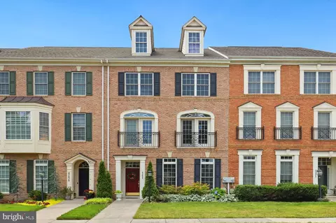 42427 Greenside Dr, Brambleton, VA 20148