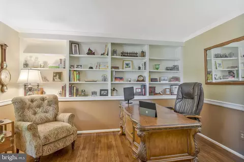 2 Clapham Ct, Sterling, VA 20165 photo 3