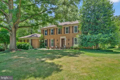 2 Clapham Ct, Sterling, VA 20165