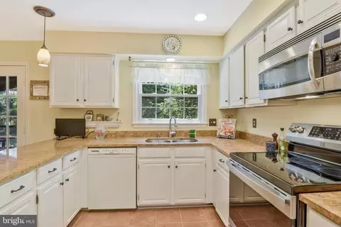 2 Clapham Ct, Sterling, VA 20165 photo 11