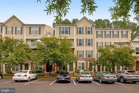 46968 Courtyard Sq, Sterling, VA 20164