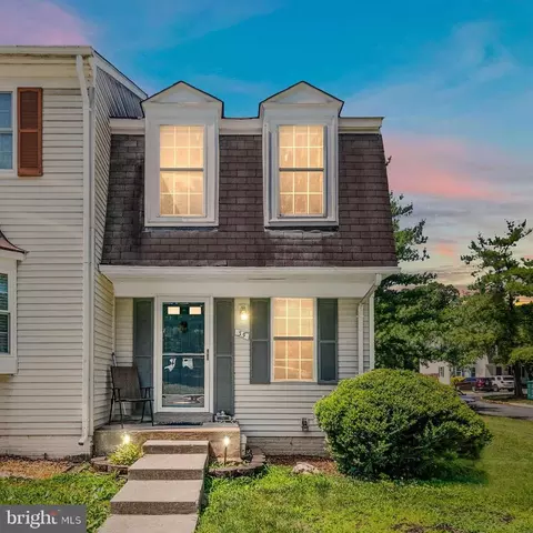 35 Bickel Ct, Sterling, VA 20165