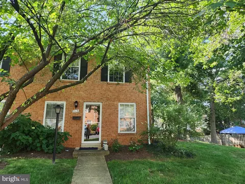215 N Baylor Dr, Sterling, VA 20164