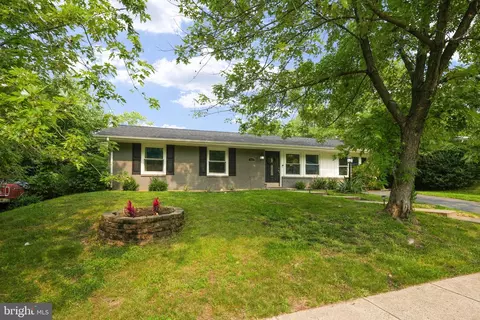 703 S Dickenson Ave, Sterling, VA 20164 photo 2