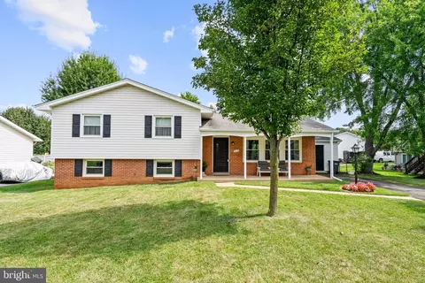 315 E Tazewell Rd, Sterling, VA 20164