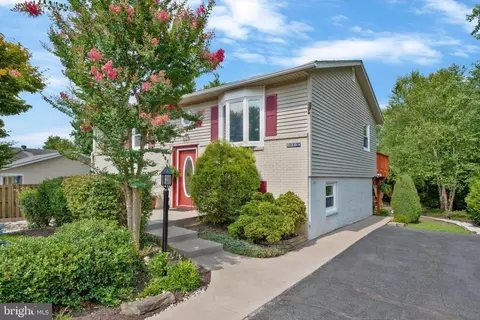 205 N Aspen Ave, Sterling, VA 20164