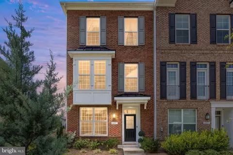 46073 Hall Rd, Sterling, VA 20166