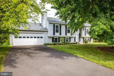 226 Laura Anne Ct, Sterling, VA 20164
