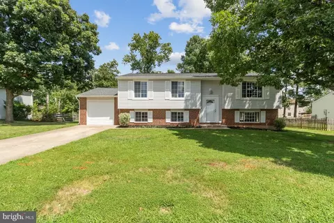 107 Forest Ridge Dr, Sterling, VA 20164