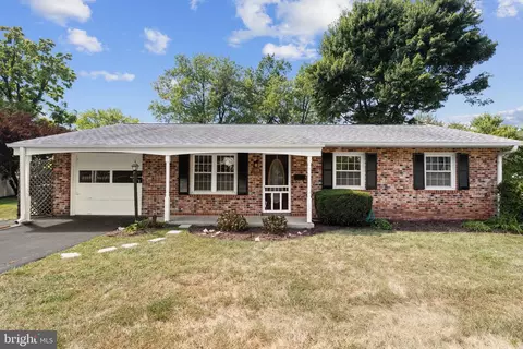 101 N Birch Ct, Sterling, VA 20164