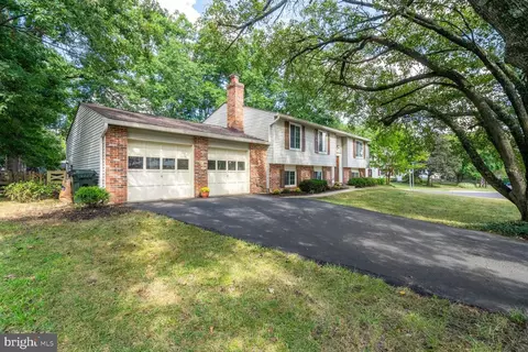 127 Forest Ridge Dr, Sterling, VA 20164